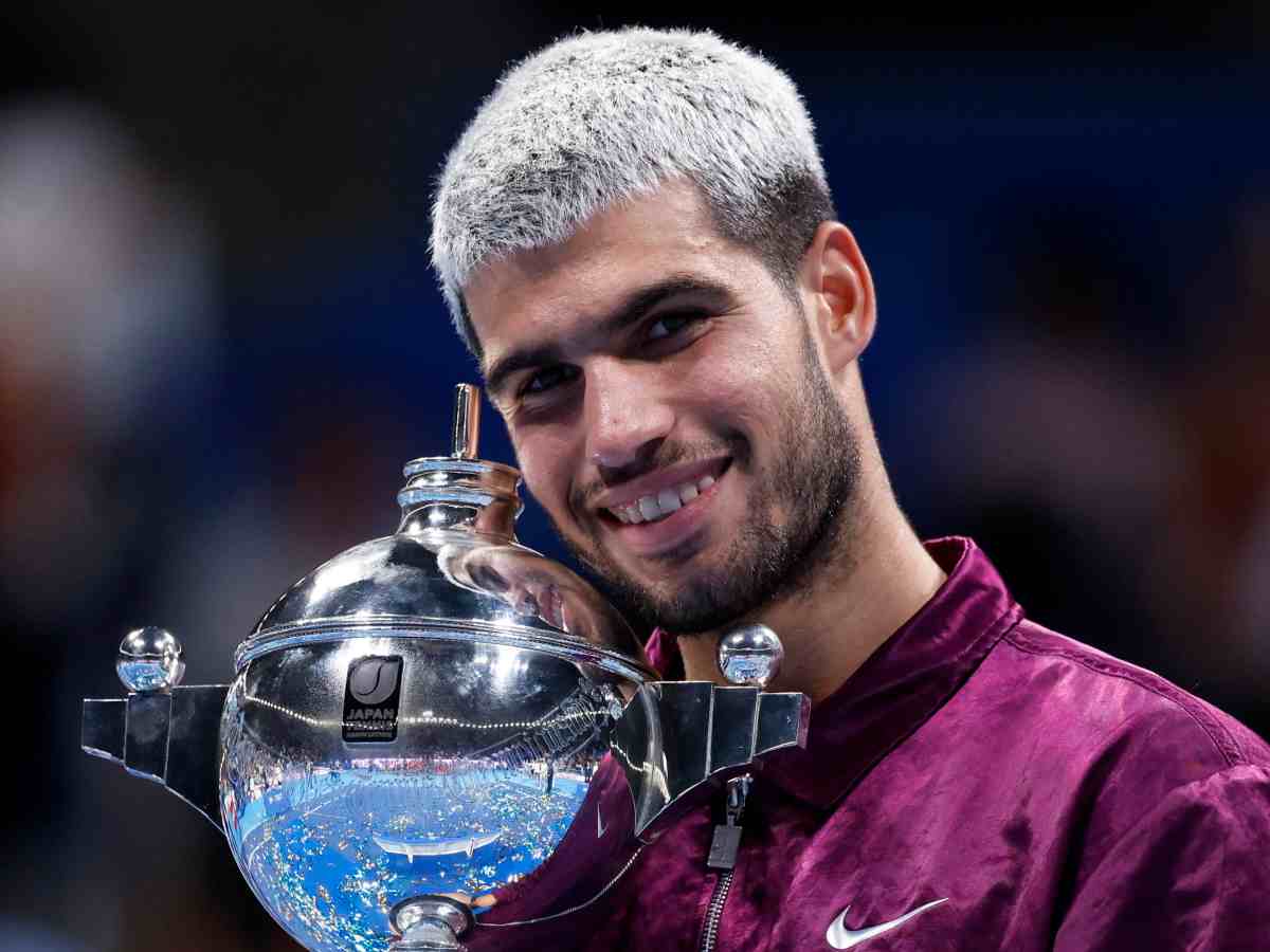 Carlos Alcaraz posa col trofeo del masters 1000 di Tokyo