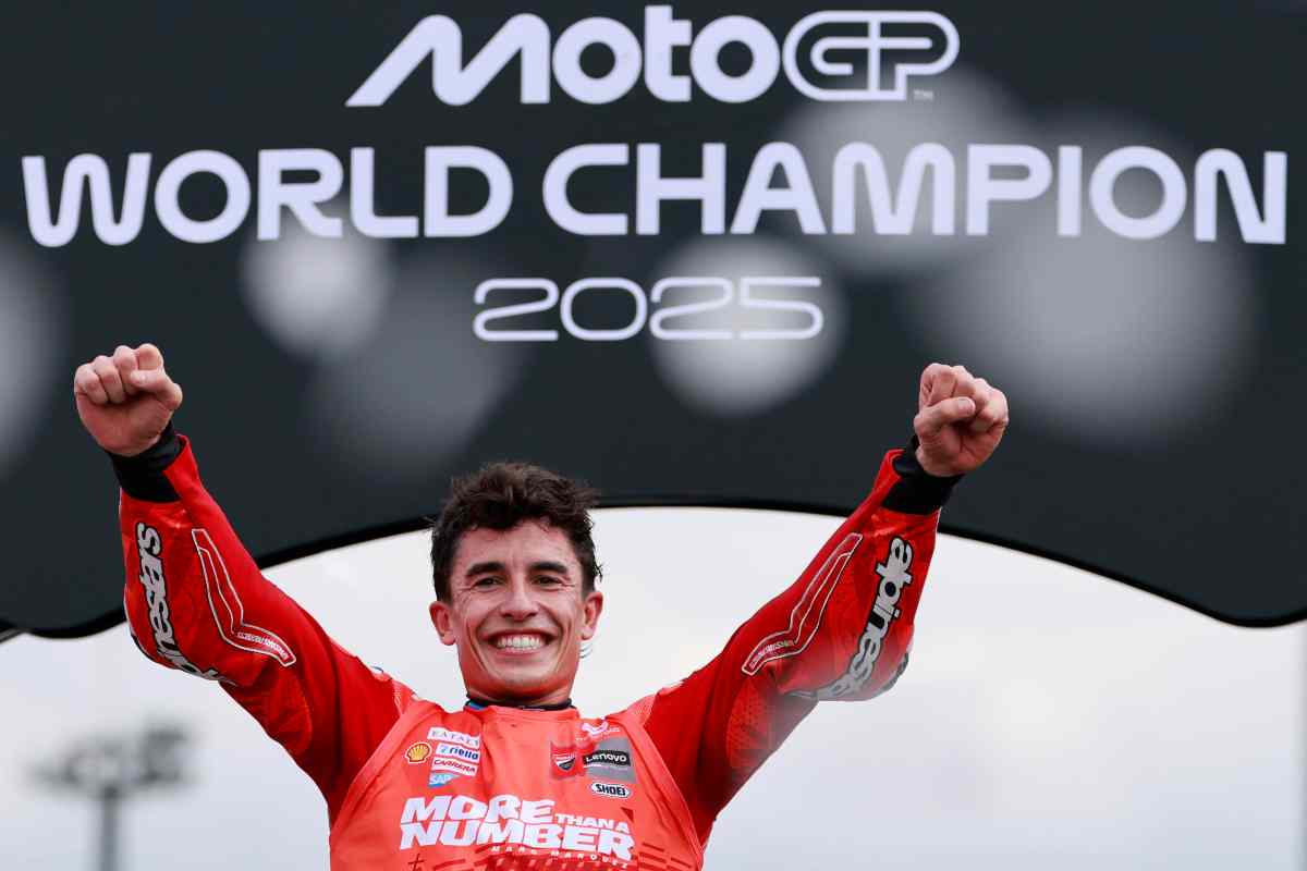 Marc Marquez festeggia il titolo di campione del mondo motogp 2025