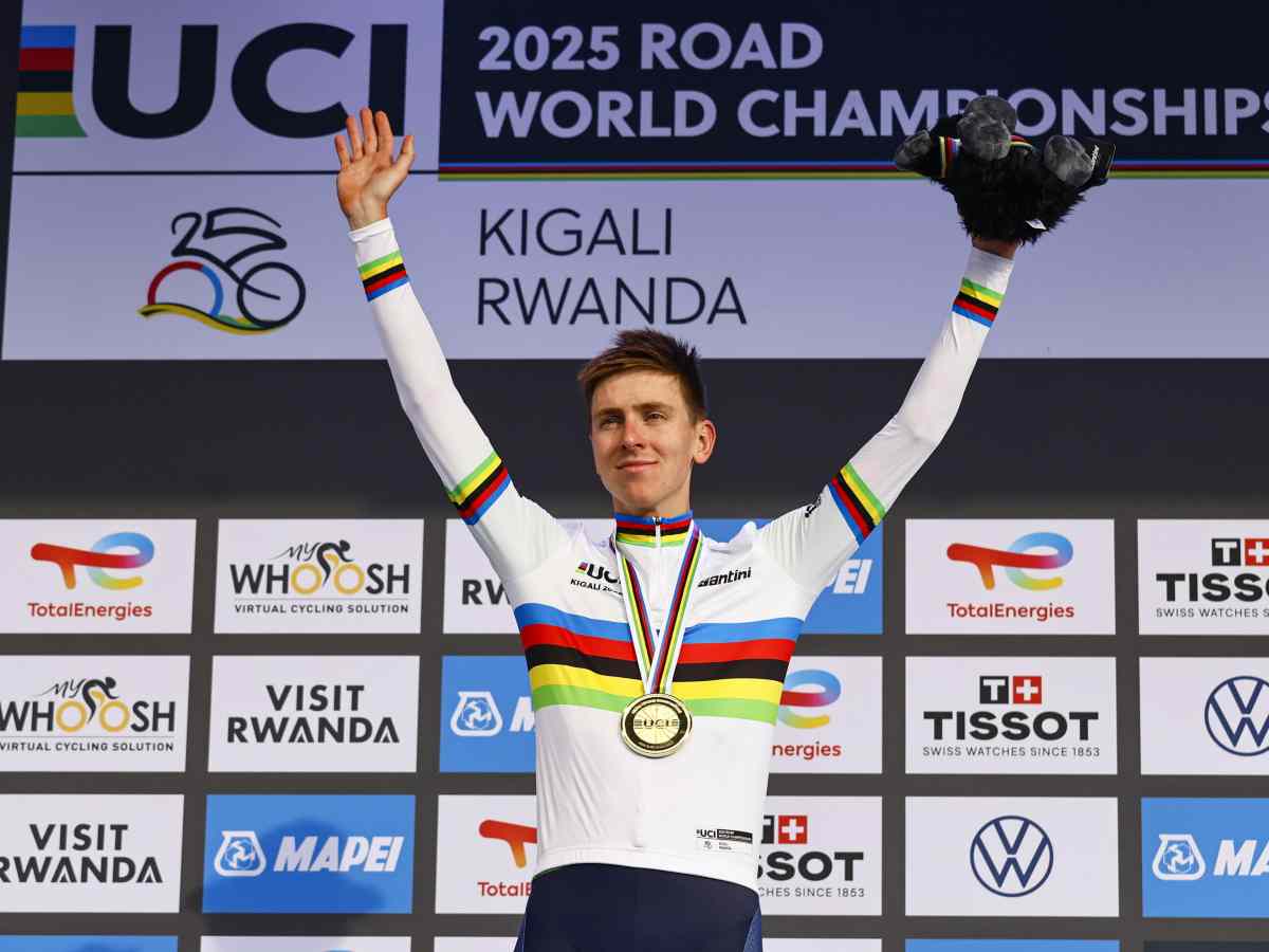 Tadej Pogacar esulta dopo il campionato mondiale su strada vinto in Rwanda