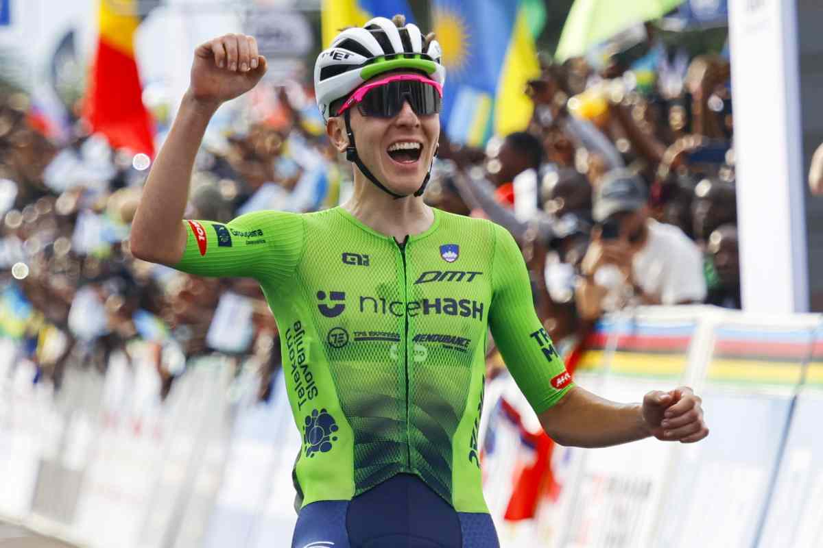 Tadej Pogacar esulta al traguardo del mondiale su strada in Rwanda